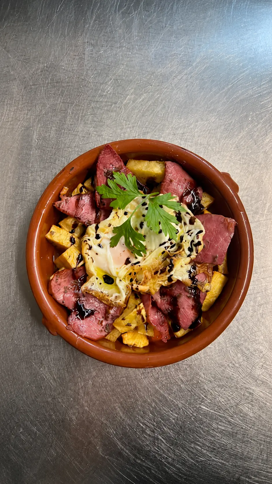 Huevos rotos con pastrami