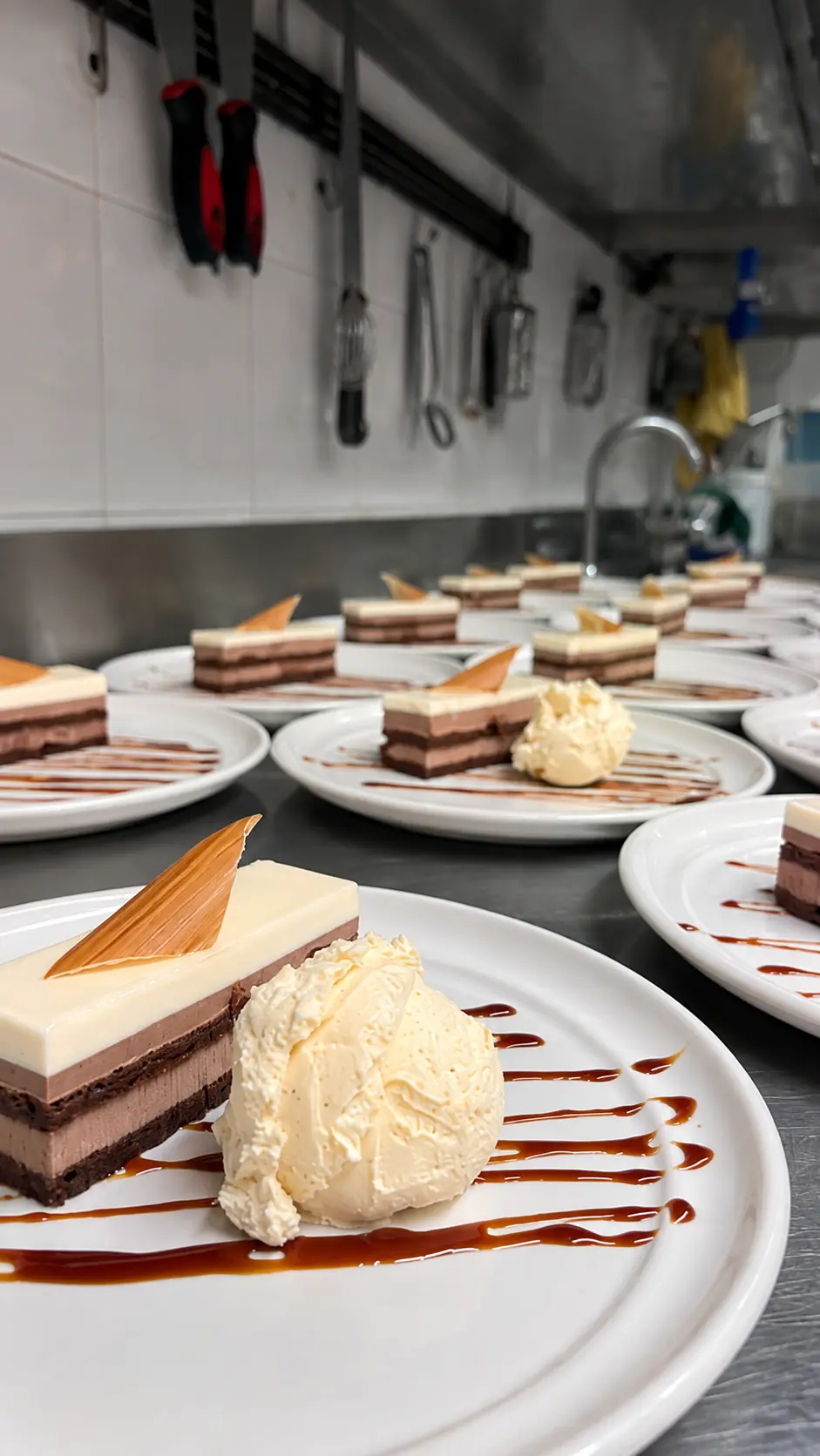 Postre de chocolate con helado