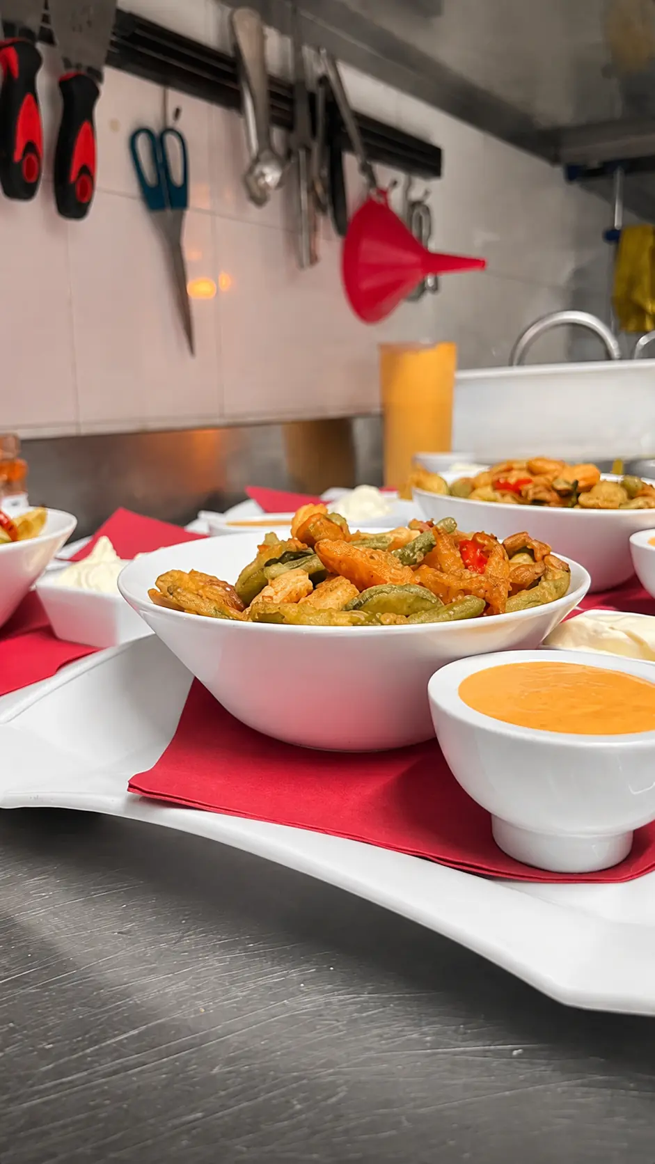 Verduras fritas con salsa
