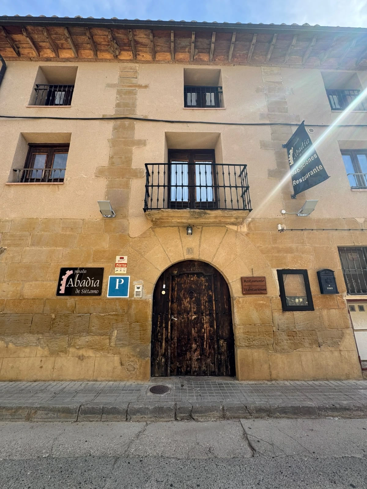 Fachada de la Abadía de Siétamo